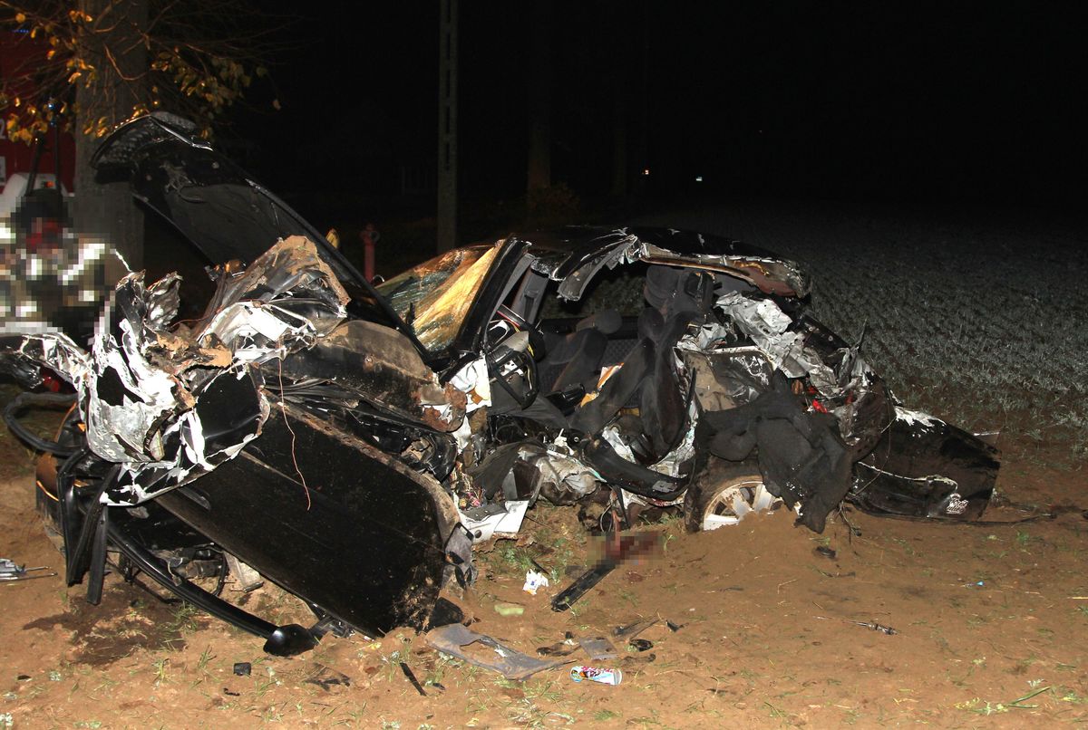 Tragiczny wypadek! Nie żyje 22-letni kierowca, a 18-letnia pasażerka została przewieziona do szpitala.