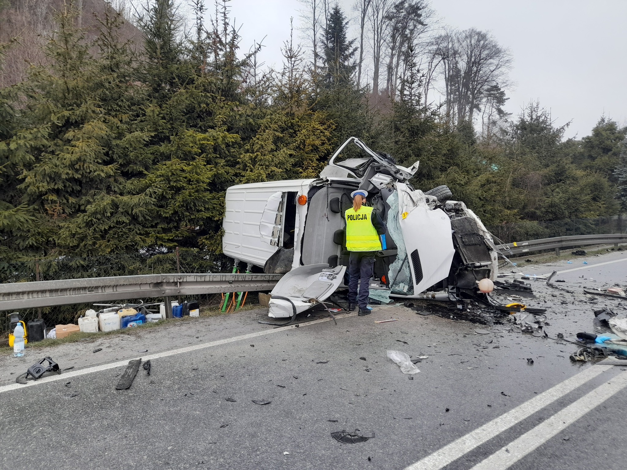 Tragiczny wypadek! 2 osoby zginęły w wyniku zderzenia busa z pojazdem dostawczym i ciężarówką na DK nr 75