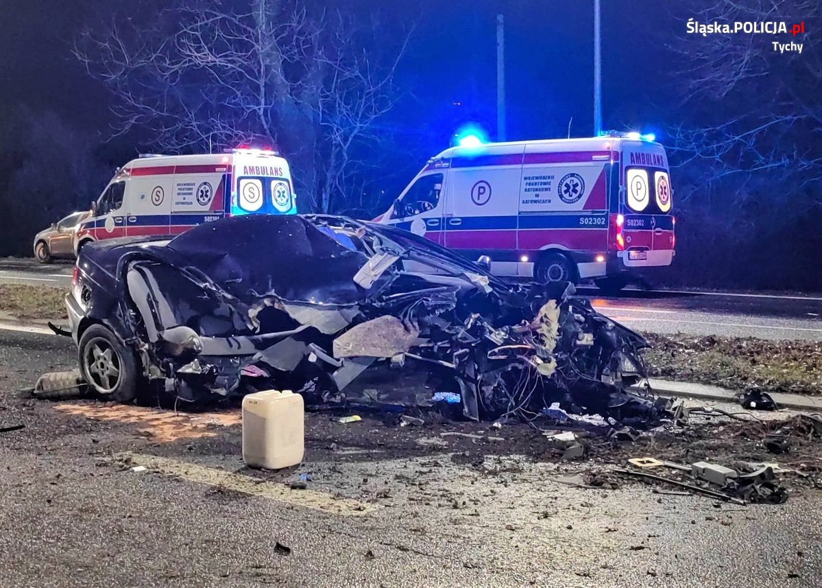 Tragiczny wypadek! Śmierć na miejscu poniosła pasażerka pojazdu BMW.