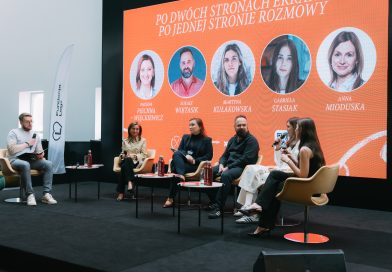 „Po dwóch stronach ekranu, po jednej stronie rozmowy”. Na Stadionie Legii oddano głos młodym – premiera wyjątkowego przewodnika dla dorosłych „Po dwóch stronach ekranu, po jednej stronie rozmowy”. Na Stadionie Legii oddano głos młodym – premiera wyjątkowego przewodnika dla dorosłych