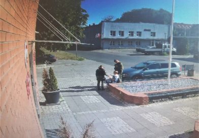 Funkcjonariusze udzielili pomocy starszej kobiecie Funkcjonariusze udzielili pomocy starszej kobiecie